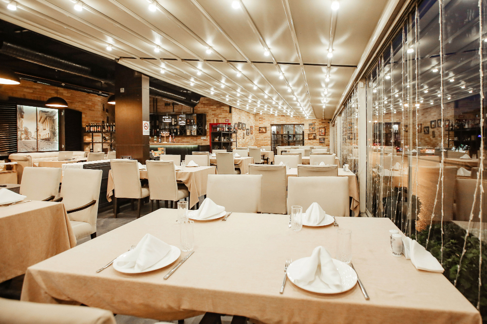 Iluminação sofisticados com teto iluminado por trilhos de luz LED criando ambiente elegante.